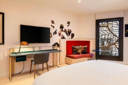Habitación Doble Confort con cama grande del hotel Renaissance Amsterdam. Foto 5