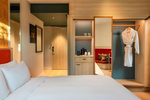 Habitación Doble Confort con cama grande del hotel Renaissance Amsterdam. Foto 8