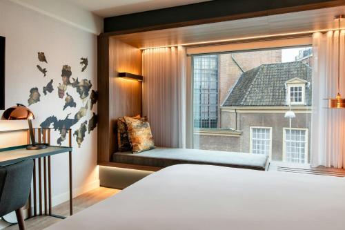 Habitación Doble Deluxe con cama extragrande y vistas a la ciudad del hotel Renaissance Amsterdam. Foto 6
