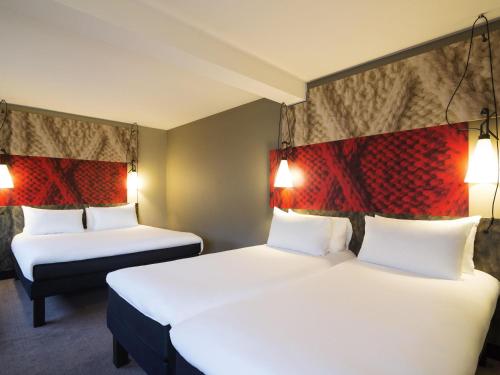 Habitación Superior - Cama doble y 2 individuales del hotel Ibis Schiphol Amsterdam Airport. Foto 1