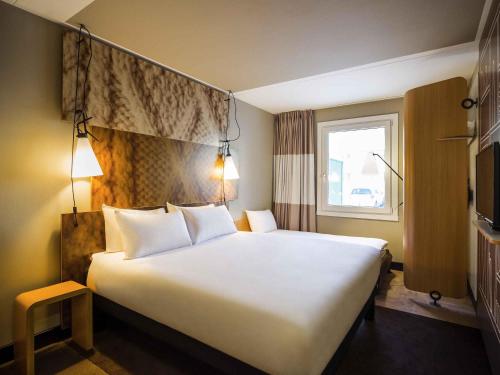 Habitación Superior con sofá - cama doble del hotel Ibis Schiphol Amsterdam Airport. Foto 2