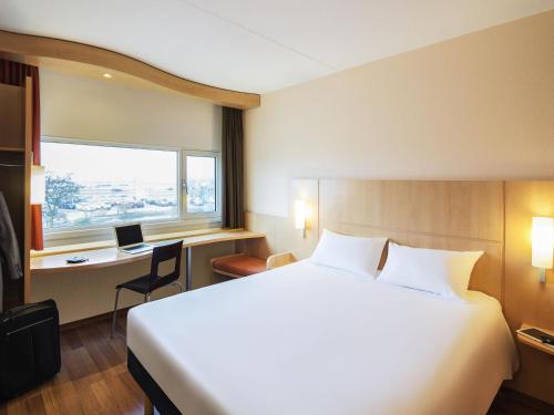 Habitación Doble del hotel Ibis Schiphol Amsterdam Airport. Foto 9