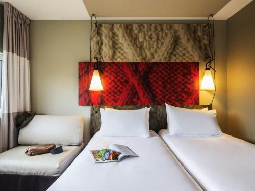 Habitación Superior con 2 camas individuales y 1 sofá cama del hotel Ibis Schiphol Amsterdam Airport. Foto 3