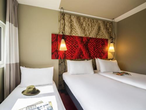 Habitación Superior con 2 camas individuales y 1 sofá cama del hotel Ibis Schiphol Amsterdam Airport. Foto 6