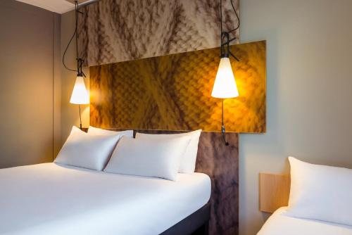 Habitación Superior con sofá - cama doble del hotel Ibis Schiphol Amsterdam Airport. Foto 1
