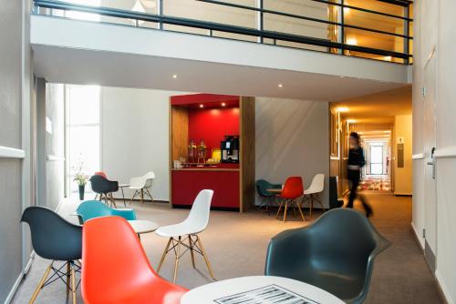 Habitación Superior con sofá - cama doble del hotel Ibis Schiphol Amsterdam Airport. Foto 5