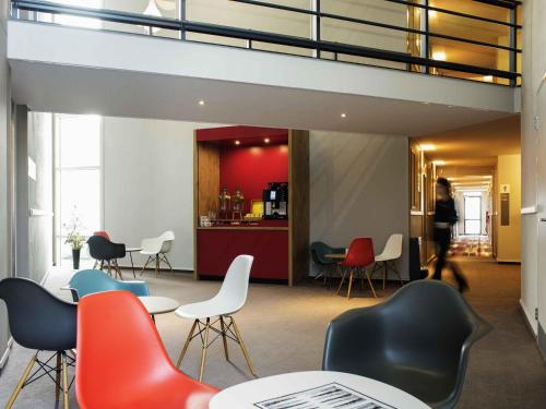 Habitación Superior con sofá - cama doble del hotel Ibis Schiphol Amsterdam Airport. Foto 8