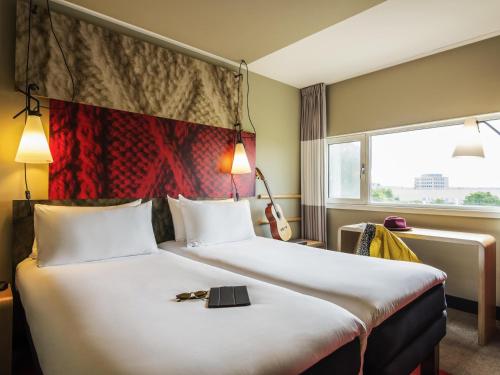 Habitación Doble Superior - 2 camas individuales del hotel Ibis Schiphol Amsterdam Airport. Foto 4