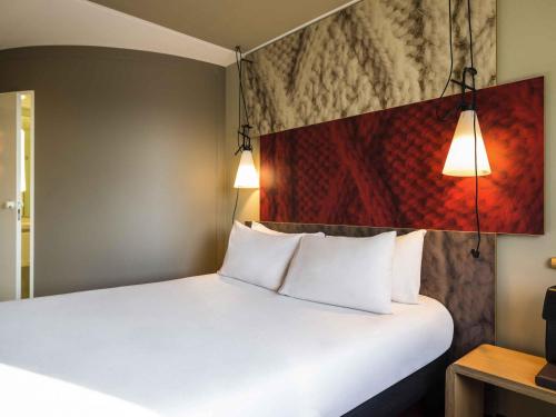 Habitación Doble Superior - 1 cama extragrande del hotel Ibis Schiphol Amsterdam Airport. Foto 2
