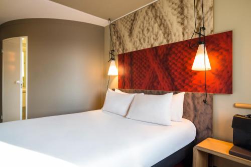 Habitación Doble Superior - 1 cama extragrande del hotel Ibis Schiphol Amsterdam Airport. Foto 3