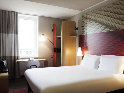 Habitación Doble Superior - 1 cama extragrande del hotel Ibis Schiphol Amsterdam Airport. Foto 9