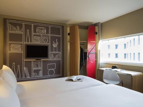 Habitación Superior - Cama doble y 2 individuales del hotel Ibis Schiphol Amsterdam Airport. Foto 4
