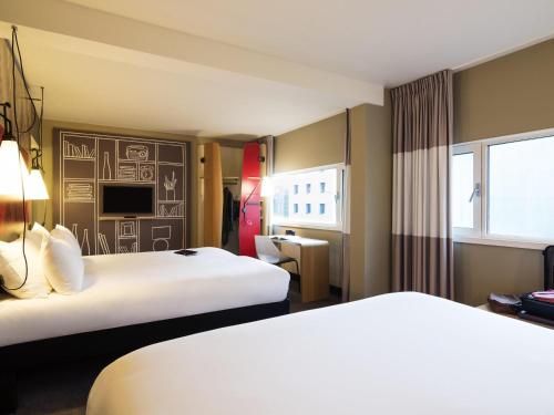 Habitación Superior - Cama doble y 2 individuales del hotel Ibis Schiphol Amsterdam Airport. Foto 5