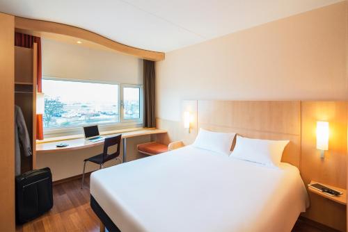 Habitación Doble del hotel Ibis Schiphol Amsterdam Airport. Foto 8