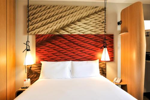 Habitación Doble Superior del hotel Ibis Schiphol Amsterdam Airport. Foto 10