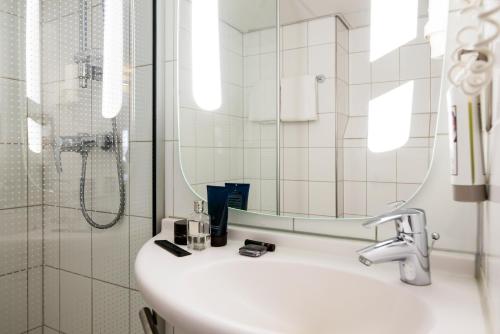 Habitación Doble Superior - 2 camas individuales del hotel Ibis Schiphol Amsterdam Airport. Foto 7