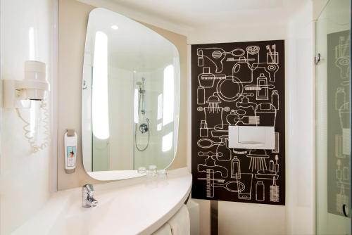 Habitación Doble Superior - 2 camas individuales del hotel Ibis Schiphol Amsterdam Airport. Foto 8