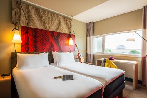 Habitación Doble Superior - 2 camas individuales del hotel Ibis Schiphol Amsterdam Airport. Foto 9