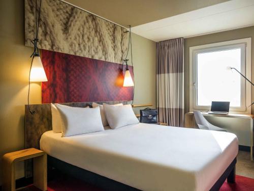 Habitación Doble Superior - 1 cama extragrande del hotel Ibis Schiphol Amsterdam Airport. Foto 14