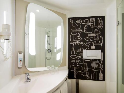 Habitación Doble Superior - 2 camas individuales del hotel Ibis Schiphol Amsterdam Airport. Foto 18