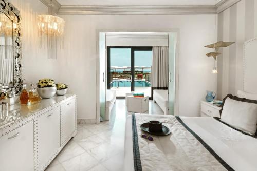 Habitación Familiar con vistas al mar y piscina privada del hotel Mitsis Selection Alila