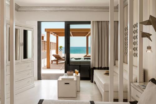 Suite Junior con vistas al mar y bañera de hidromasaje Jazzi del hotel Mitsis Selection Alila