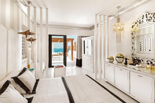 Suite Junior con vistas al mar y bañera de hidromasaje Jazzi del hotel Mitsis Selection Alila. Foto 3