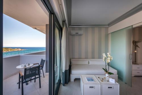 Habitación Familiar con vista lateral al mar del hotel Mitsis Selection Alila. Foto 1