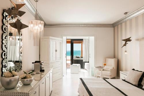 Suite Familiar con vistas al mar y bañera de hidromasaje Jazzi del hotel Mitsis Selection Alila. Foto 1