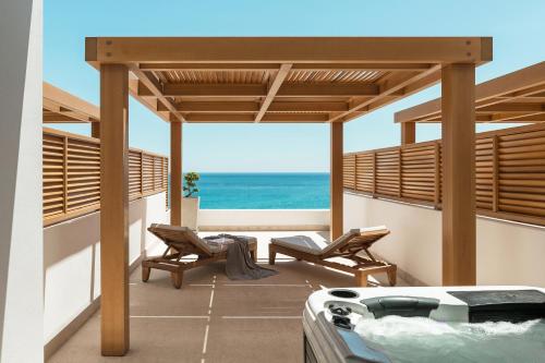 Suite Familiar con vistas al mar y bañera de hidromasaje Jazzi del hotel Mitsis Selection Alila. Foto 3