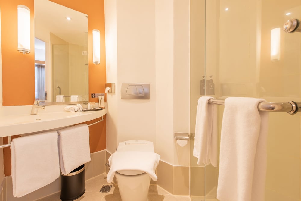 Habitación estándar, 1 cama de matrimonio del hotel Ibis Bandung Trans Studio. Foto 2