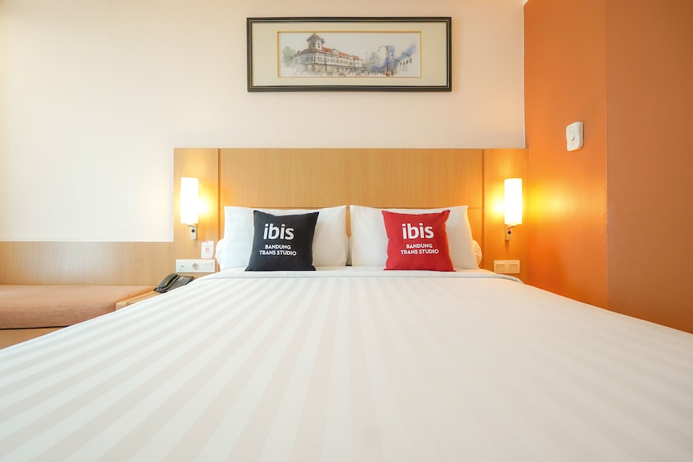 Habitación superior, 1 cama de matrimonio del hotel Ibis Bandung Trans Studio. Foto 1