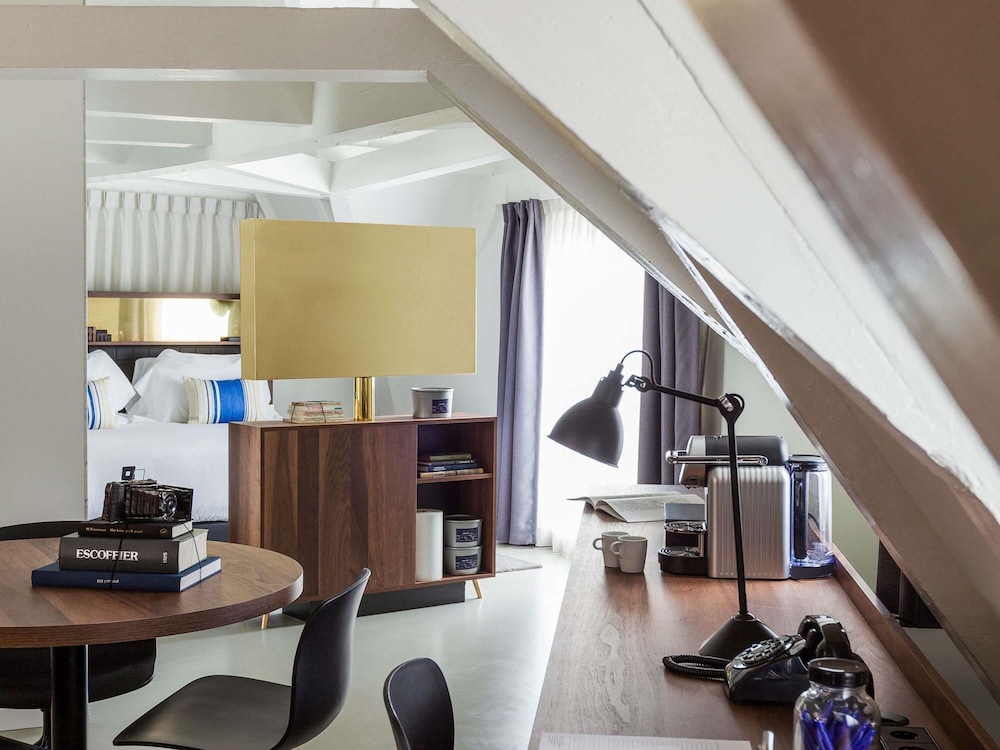 SUITE DELUXE, 1 cama king - size, salón del hotel Ink Amsterdam - Mgallery
