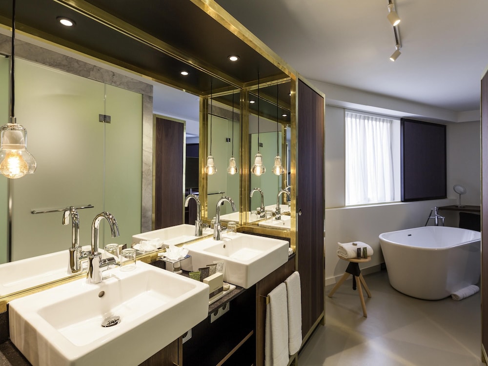 SUITE DELUXE, 1 cama king - size, salón del hotel Ink Amsterdam - Mgallery. Foto 1