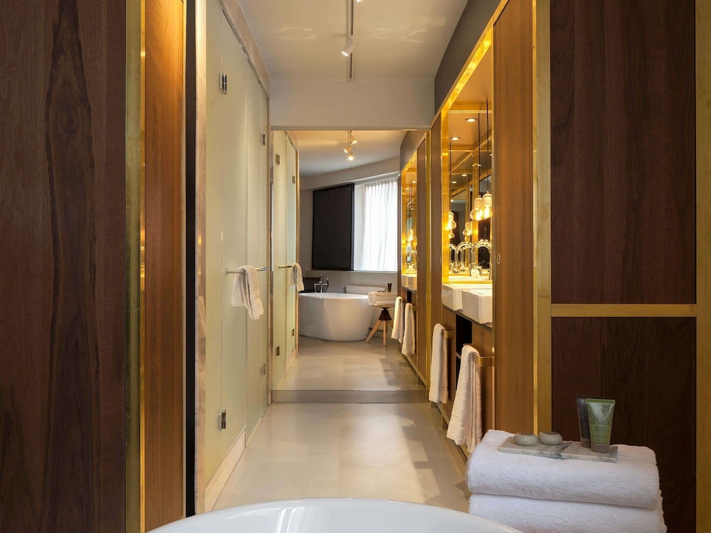 SUITE DELUXE, 1 cama king - size, salón del hotel Ink Amsterdam - Mgallery. Foto 2