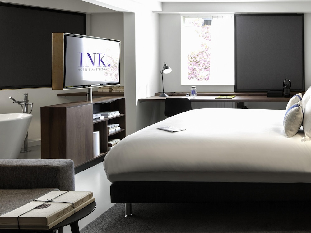 SUITE DELUXE, 1 cama king - size, salón del hotel Ink Amsterdam - Mgallery. Foto 4
