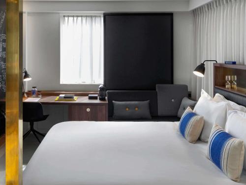 HABITACIÓN SUPERIOR, 1 cama king - size del hotel Ink Amsterdam - Mgallery. Foto 3