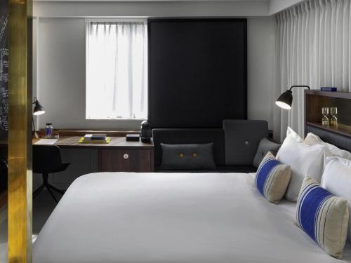 HABITACIÓN SUPERIOR, 1 cama king - size del hotel Ink Amsterdam - Mgallery. Foto 8