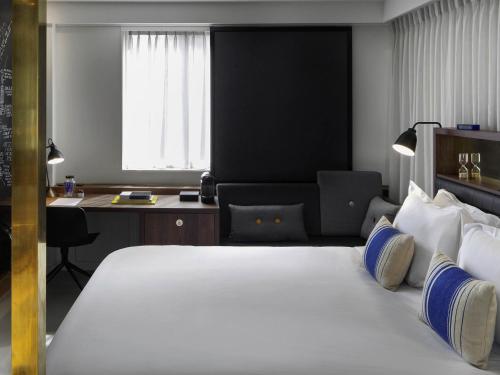 HABITACIÓN SUPERIOR, 1 cama king - size del hotel Ink Amsterdam - Mgallery. Foto 9