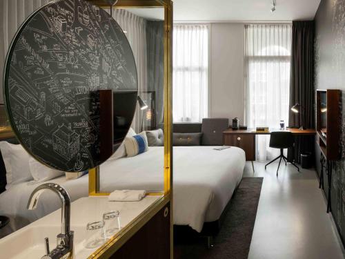 HABITACIÓN DELUXE, 1 cama king - size del hotel Ink Amsterdam - Mgallery. Foto 3