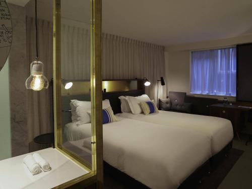 HABITACIÓN DELUXE, 1 cama king - size del hotel Ink Amsterdam - Mgallery. Foto 4