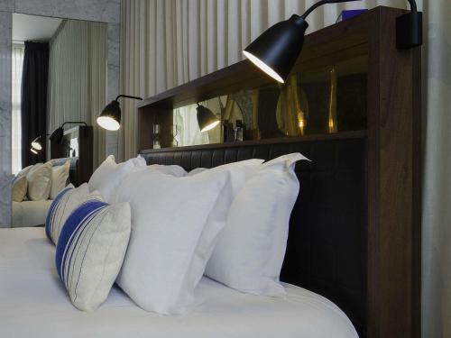 HABITACIÓN DELUXE, 1 cama king - size del hotel Ink Amsterdam - Mgallery. Foto 6