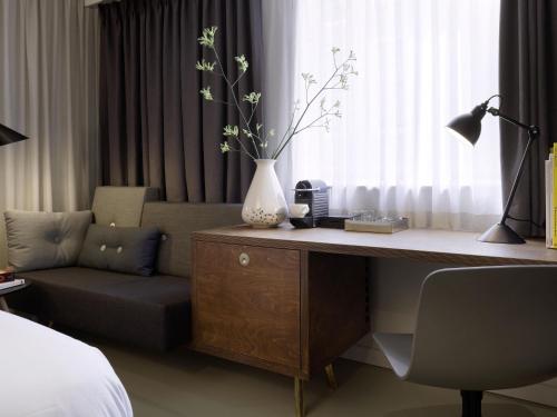 HABITACIÓN DELUXE, 1 cama king - size del hotel Ink Amsterdam - Mgallery. Foto 8