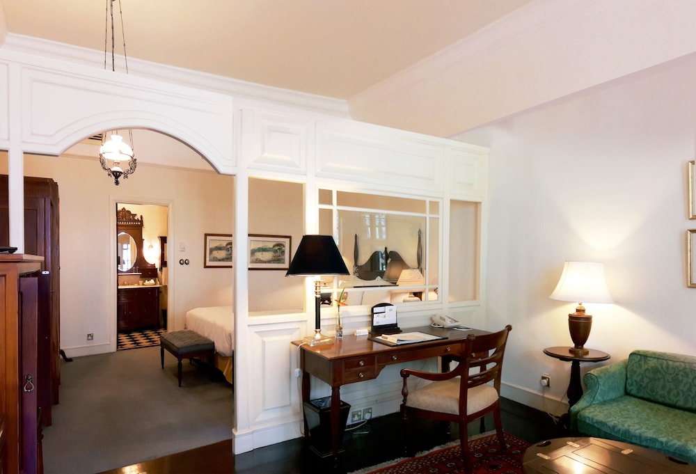 Suite Heritage, 1 Cama King del hotel Majapahit Surabaya - Mgallery. Foto 8