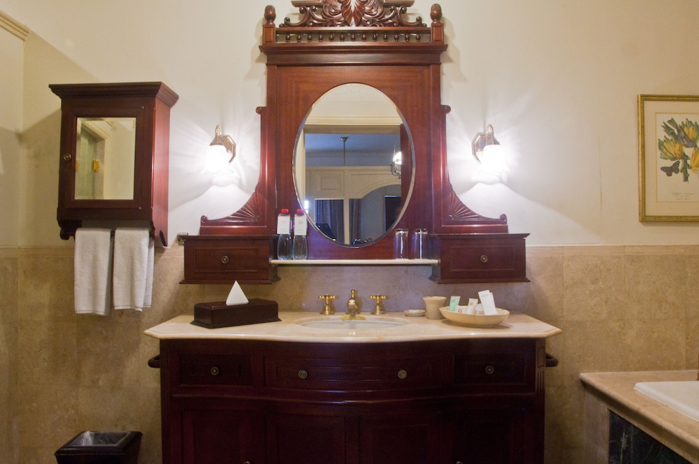 Suite Heritage, 1 Cama King del hotel Majapahit Surabaya - Mgallery. Foto 10