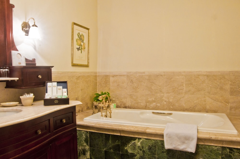 Suite Heritage, 2 Camas Individuales del hotel Majapahit Surabaya - Mgallery. Foto 12
