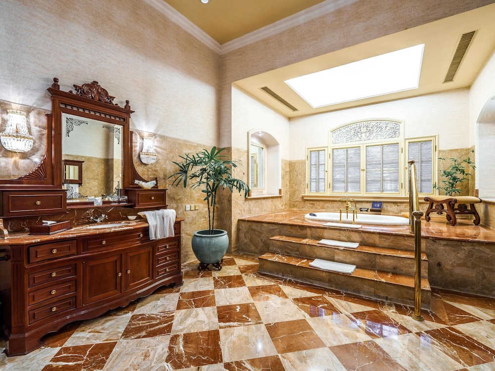 Suite Presidencial, 1 Cama King y 2 Individuales del hotel Majapahit Surabaya - Mgallery. Foto 3
