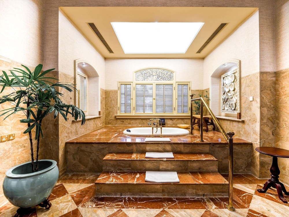 Suite Presidencial, 1 Cama King y 2 Individuales del hotel Majapahit Surabaya - Mgallery. Foto 4