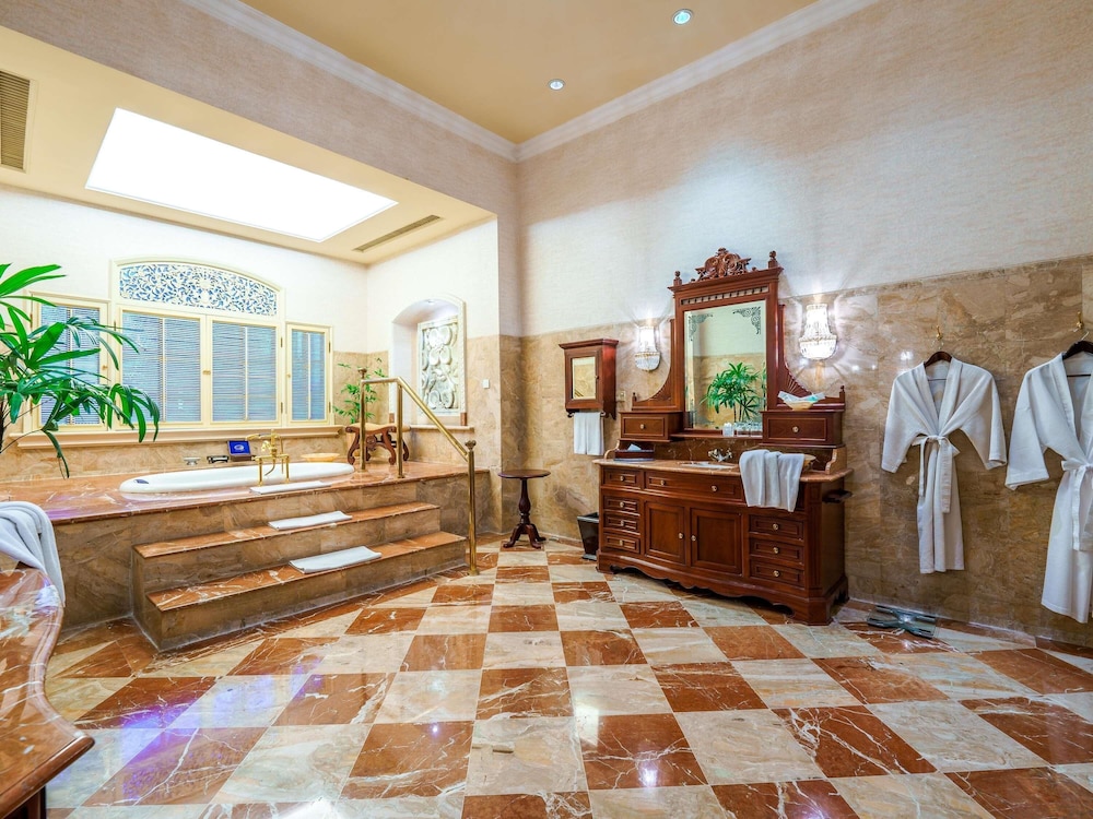 Suite Presidencial, 1 Cama King y 2 Individuales del hotel Majapahit Surabaya - Mgallery. Foto 5