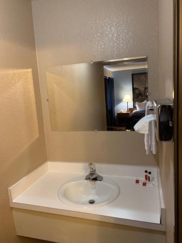 Habitación Doble con 2 camas dobles - No fumadores del hotel Super 8 by Wyndham Kingston. Foto 2